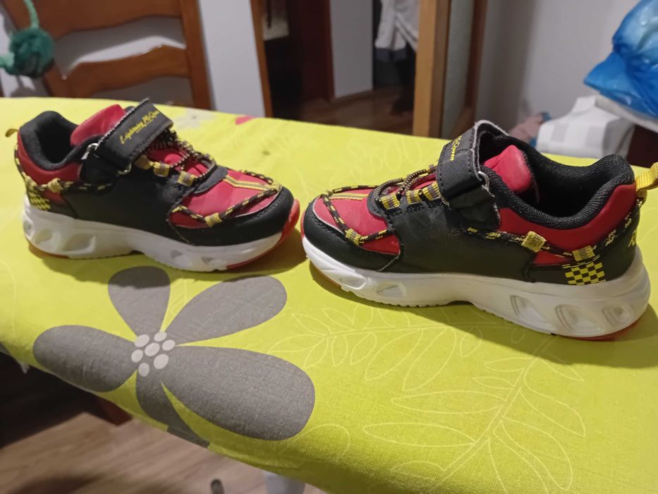 buty dziecięce 27 sportowe na wiosnę świecące zygzak mcqueen czerwone