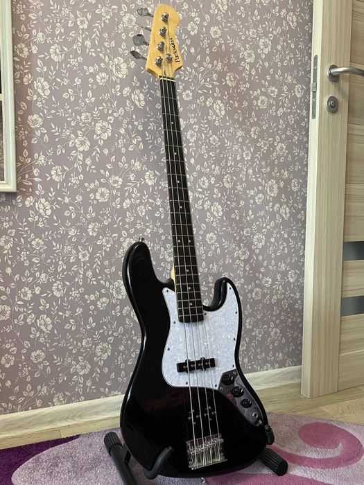 Продам бас-гітару