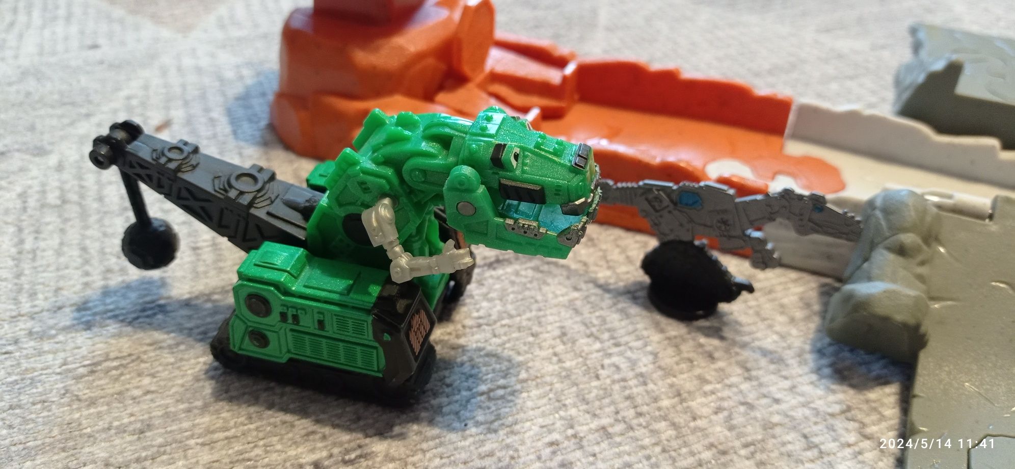 Zestaw Dinotrux - tor, figurka Ty Rux, Trybek, Ton Ton,