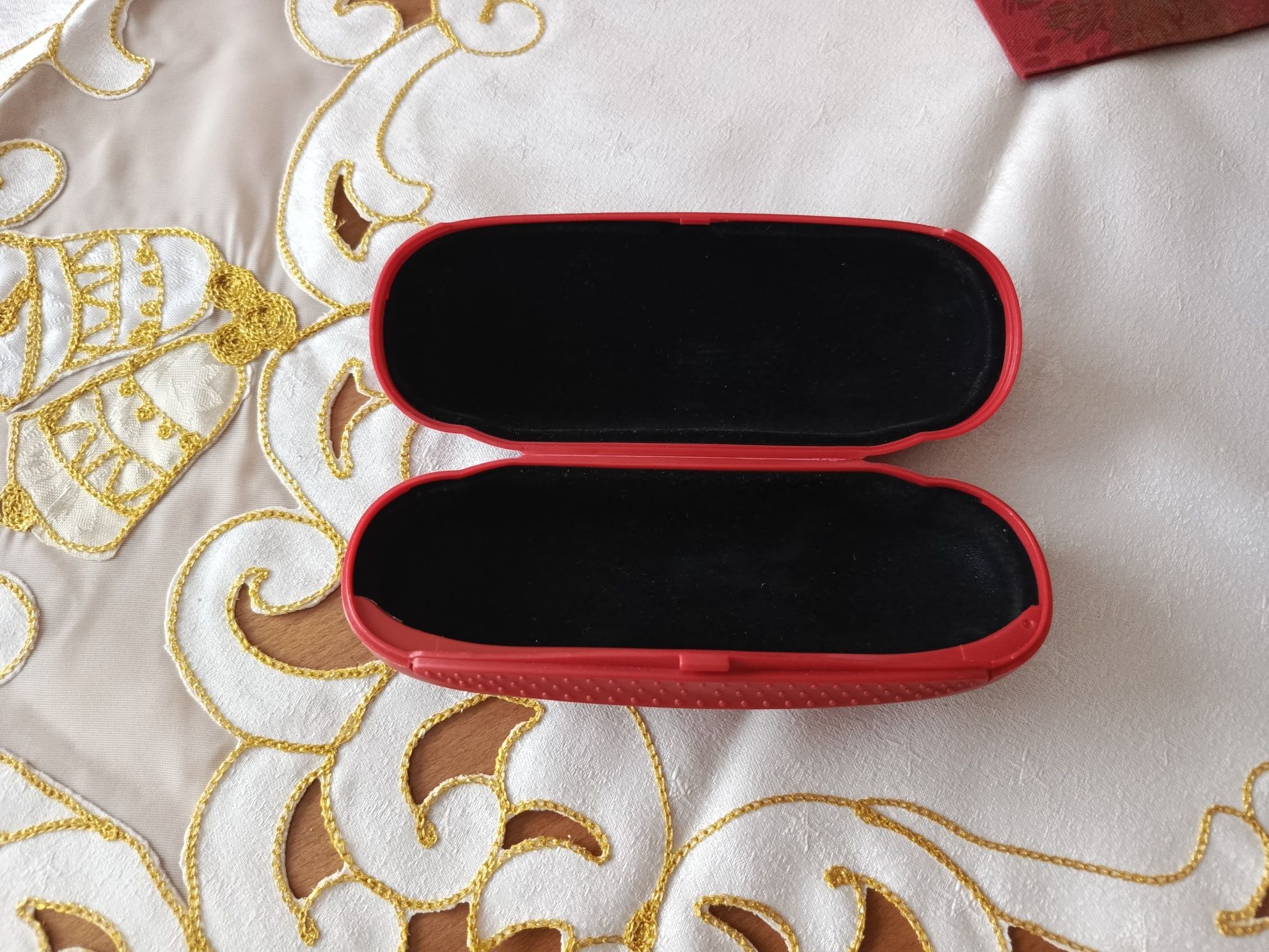 X10- nowe czerwone etui na okulary/tworzywo.