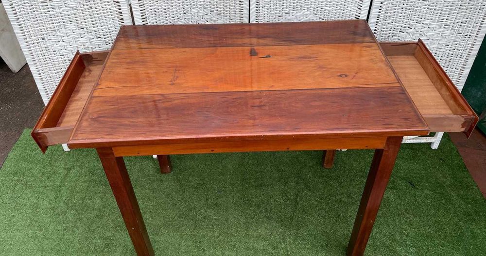 Mesa de cozinha com duas gavetas nos topos