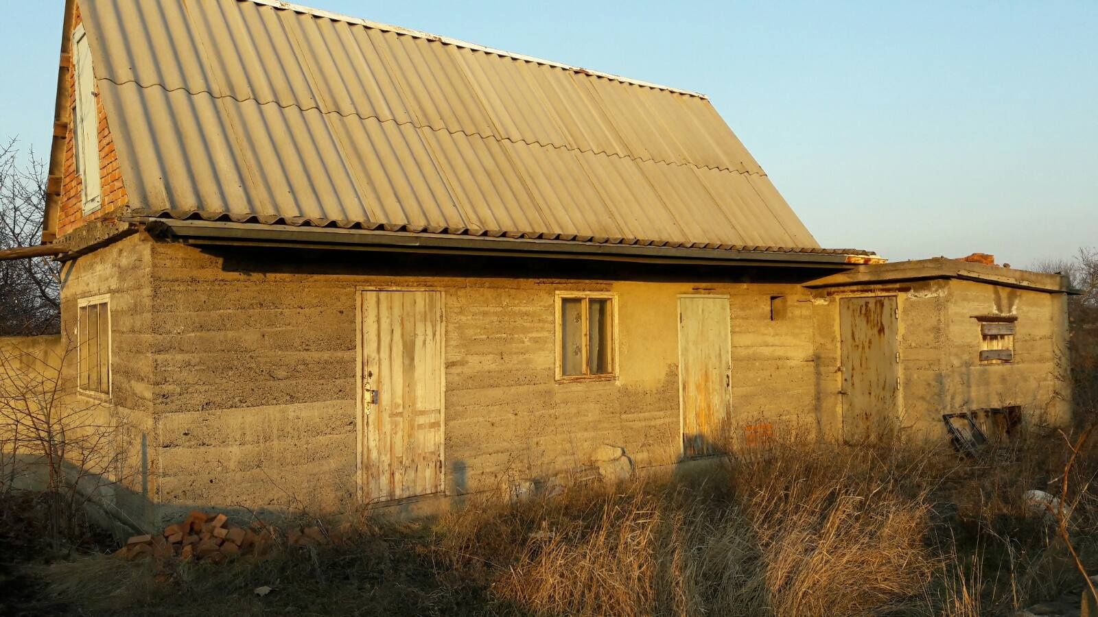 Продам дачный дом с участком 15 соток в с. Знаменовка 4000$.