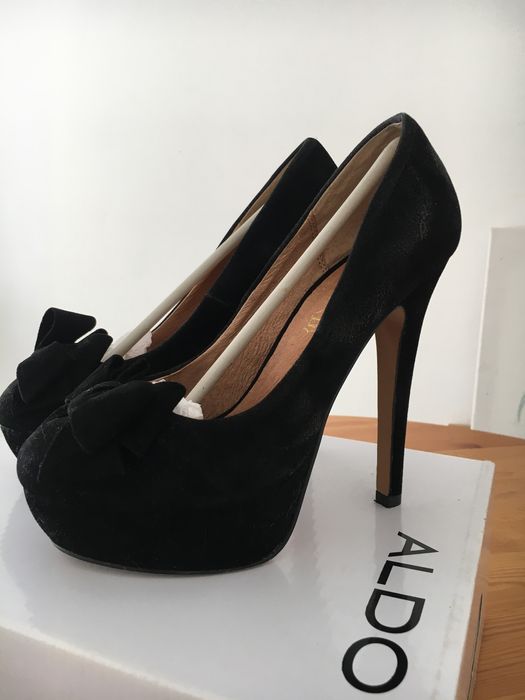 Sapatos da ALDO de salto alto em camurça pretos com laço
