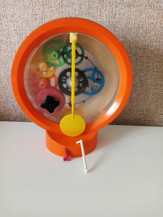 Игрушка СССР механическая "Часы мирового времени Хронос" НП Пластикарт