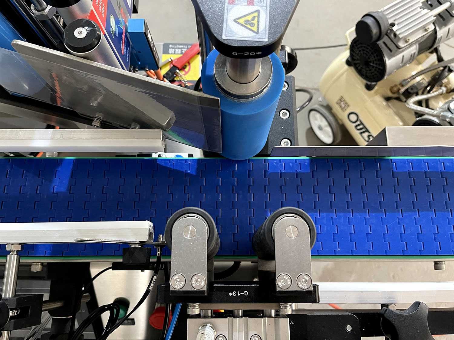 Máquina automática de rotulagem de garrafas e latas de mesa