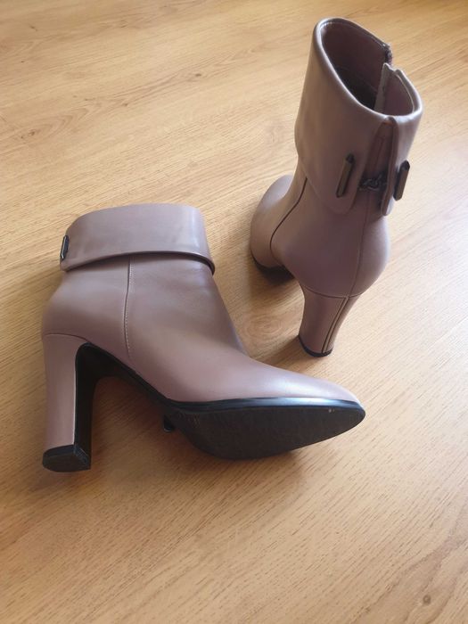 Жіночі демісезонні ботильйони з натуральної шкіри.