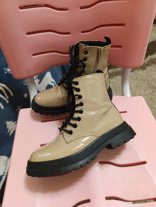 Ботінки лакові .