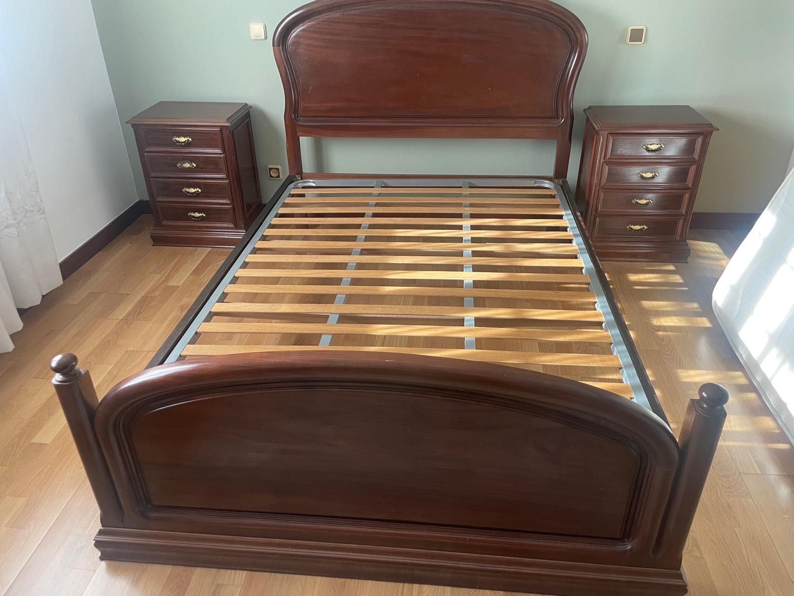 Conjunto Cama, mesas de cabeceira, cómoda com espelho