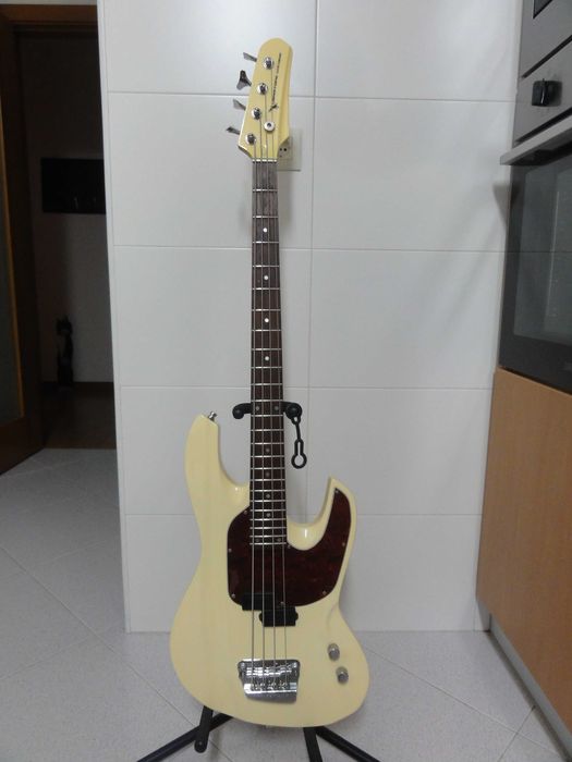 Lodestone P.Bass - c/ pickup Dimarzio e saco de transporte