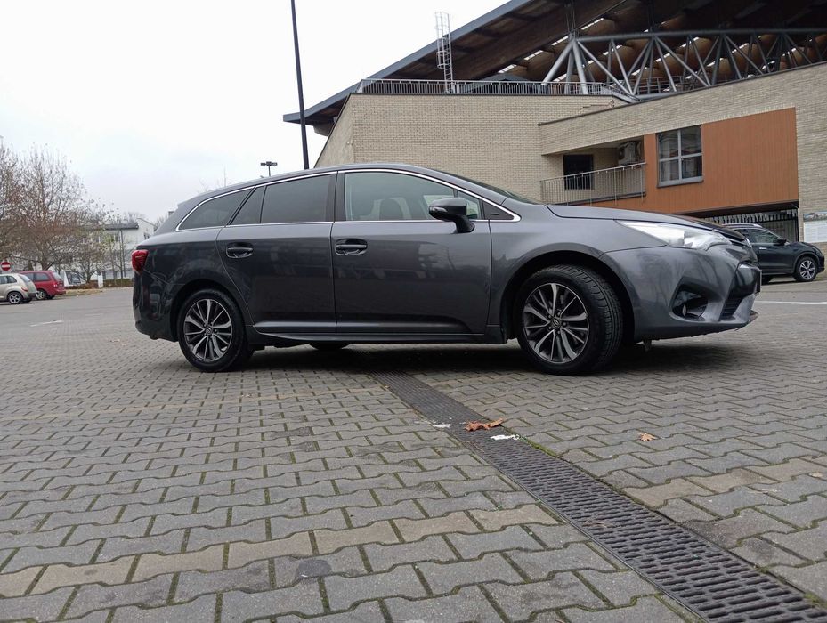 Toyota Avensis 2.0 diesel 143 km, 2016 rok, PREMIUM od osoby prywatnej