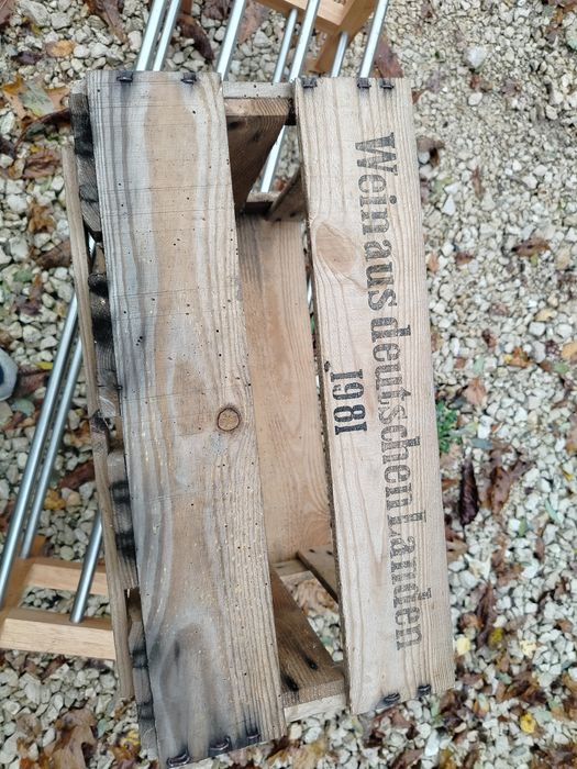 Drewniana skrzynka industrialna 1981r. ozdobna na wino stara