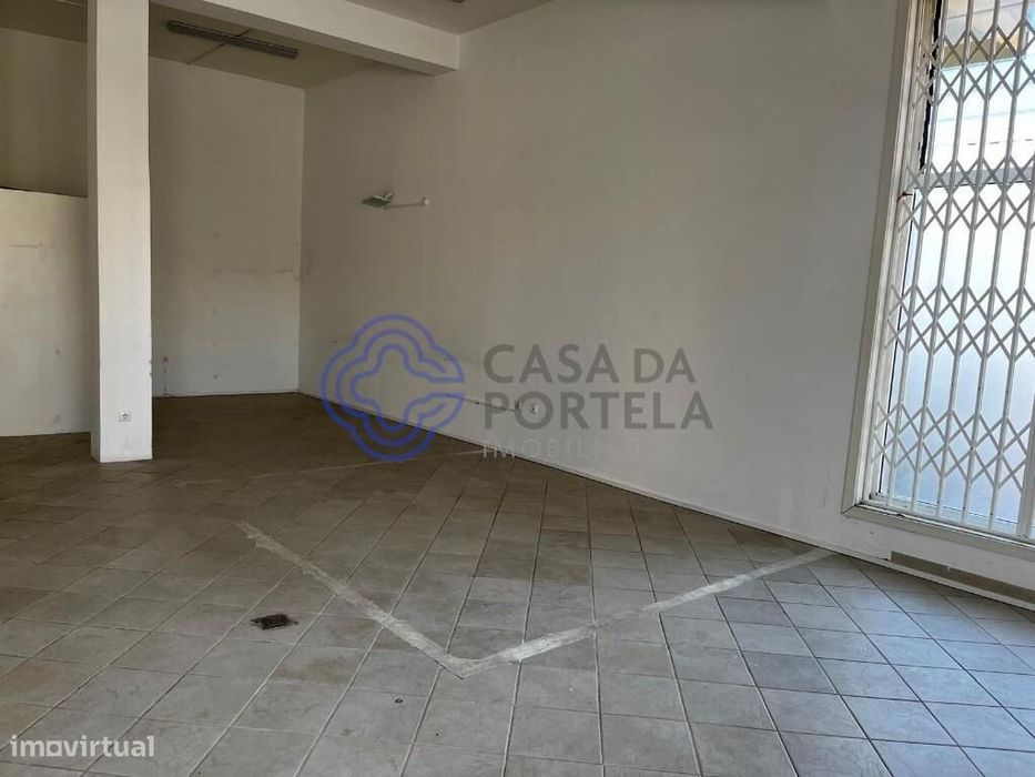 Em Canídelo, com montra em L