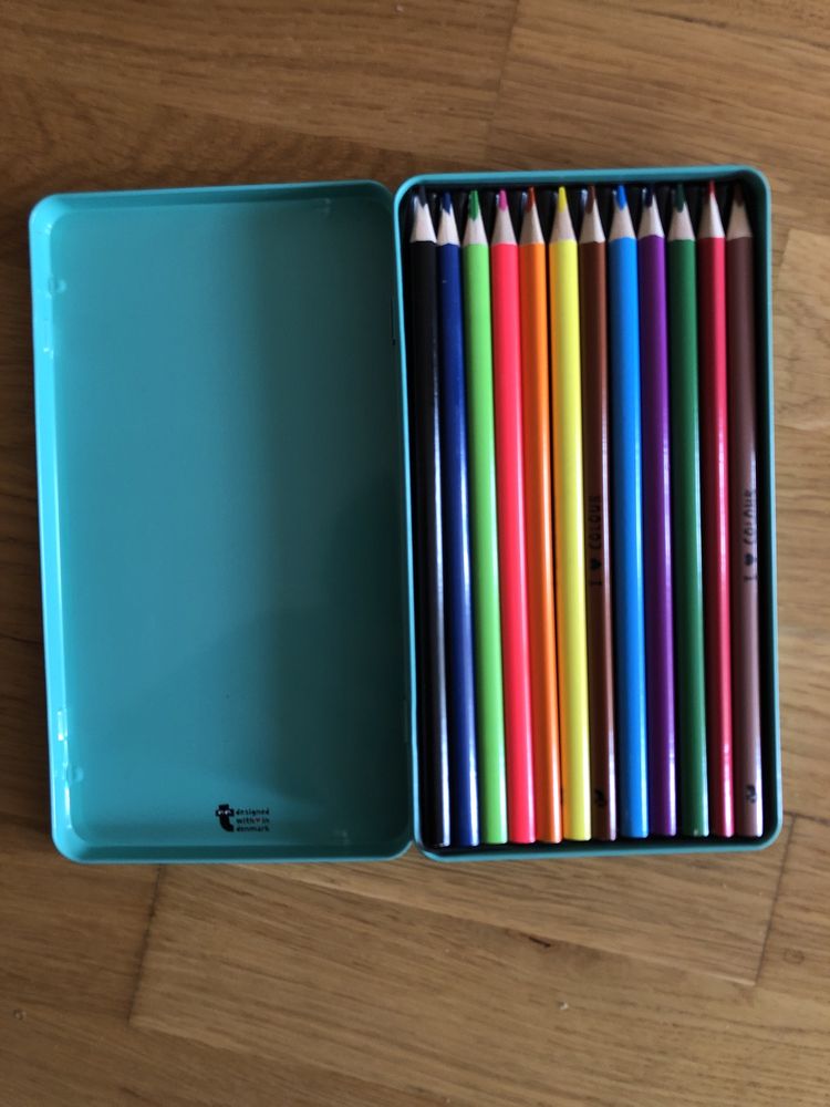 Кольорові олівці 12 шт Colovred pencils в металевому кейсі карандаши