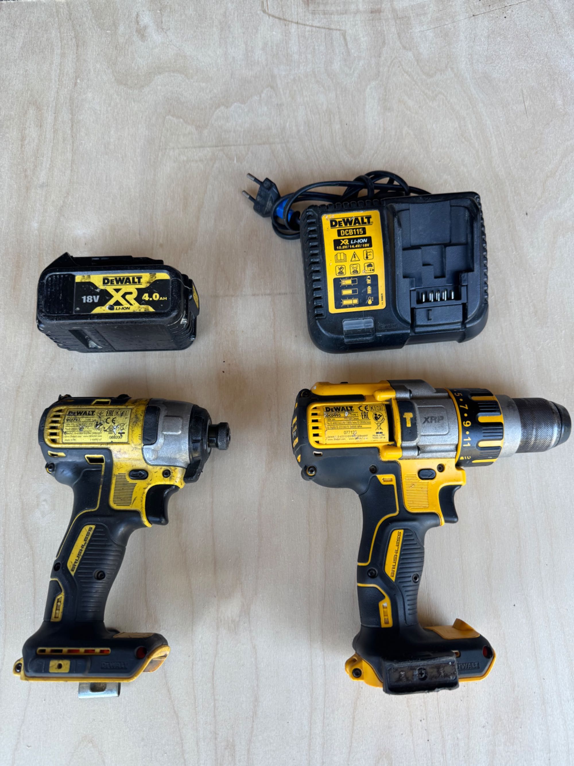 Zestaw DEWALT XR DCB 115 DCF 787 DCD995