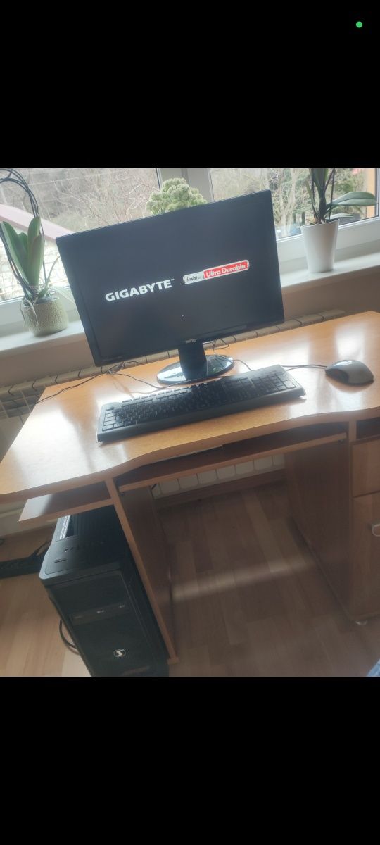 Komputer PC z monitorem klawiaturą i okablowaniem