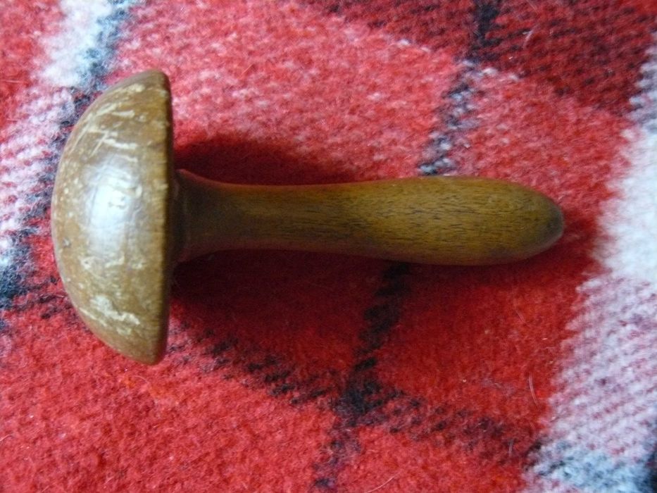 Stary grzybek drewniany do cerowania po prababci