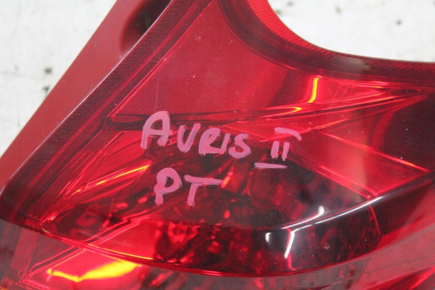 LAMPA PRAWY TYŁ TYLNA TOYOTA AURIS II E18 HB 12-15