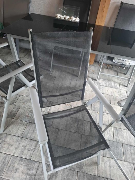 Stół z krzesłami