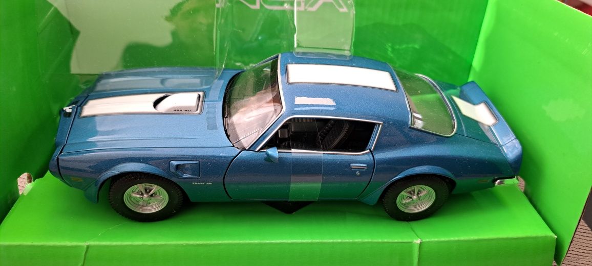 Машинка модель pontiac trans Am 1972 1/24 welly