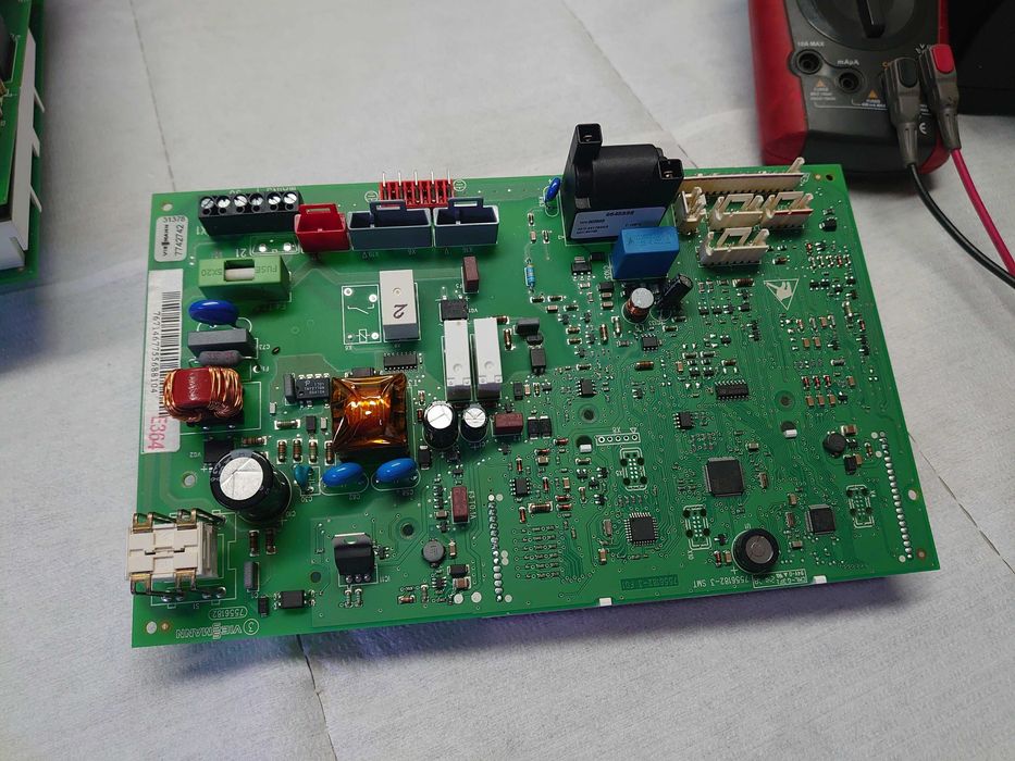 Viessmann Vitodens 100 błąd F4 FF płyta główna sterownik Naprawa