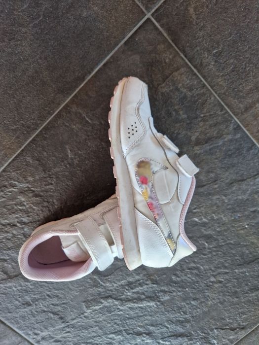 Nike branco e rosa.