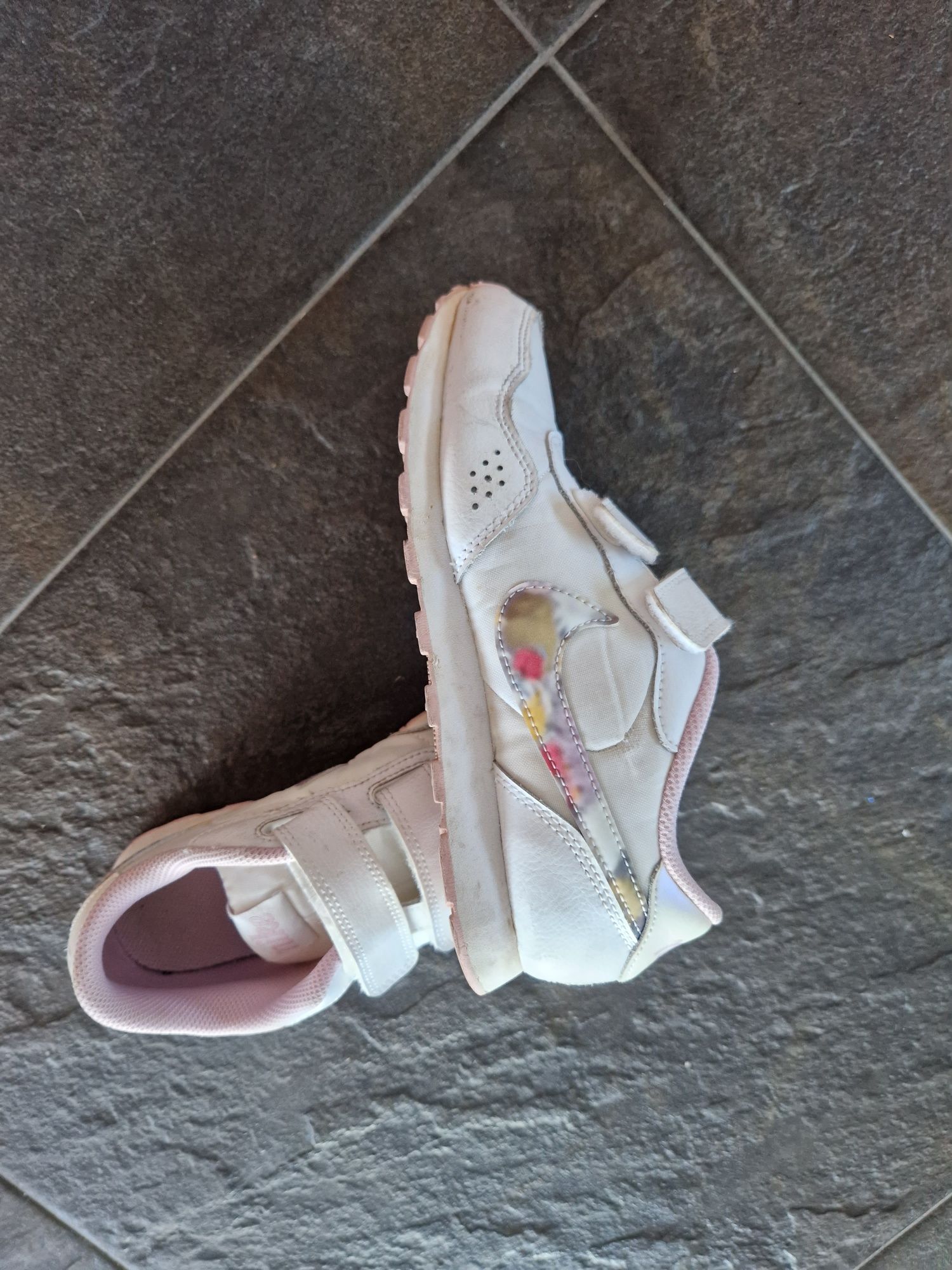 Ténis Nike branco e rosa.