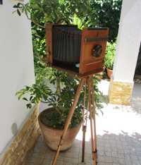 Máquina fotográfica em madeira antiga