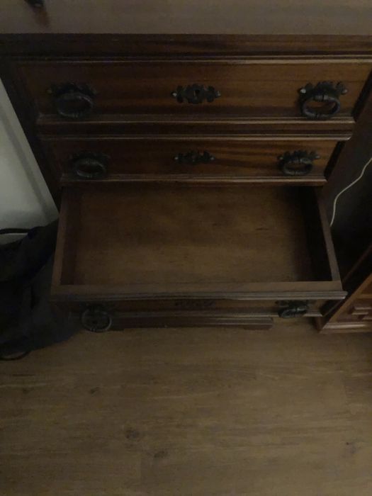 Comoda em madeira pura como nova