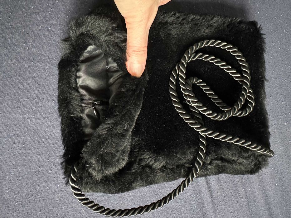 Komplet mufka i toczek ze sztucznego futra. Czarne.