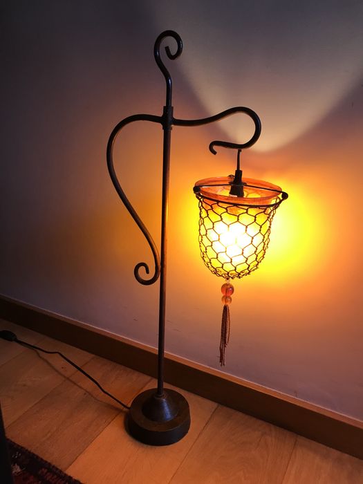 Candeeiro de pé (em metal)