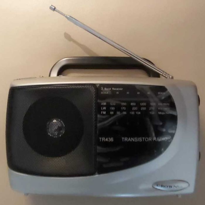 Rádio portátil Crown AM/FM (AC/DC) + Lanterna a pilhas