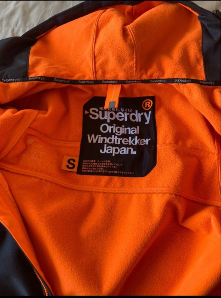 casaco superdry cinzento e laranja