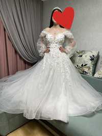 Весільна сукня та діадема
