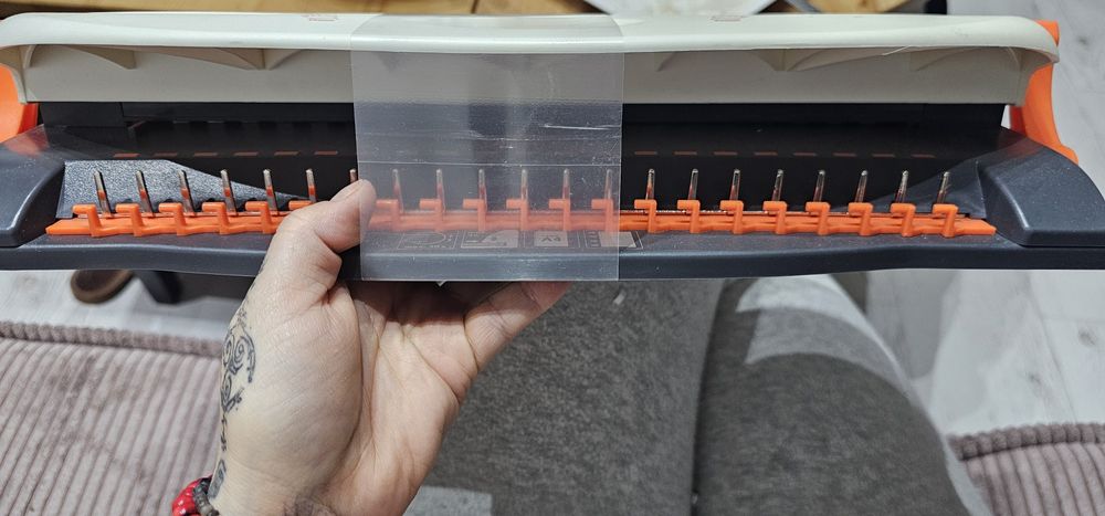 Szwajcarska bindownica Peach PB200-09 + 4 otworowy dziurkacz