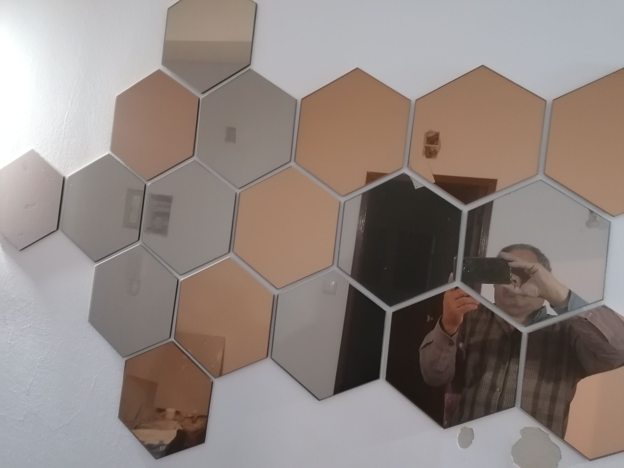 Espelho em forma de hexágono e puxador em inox anodizado
