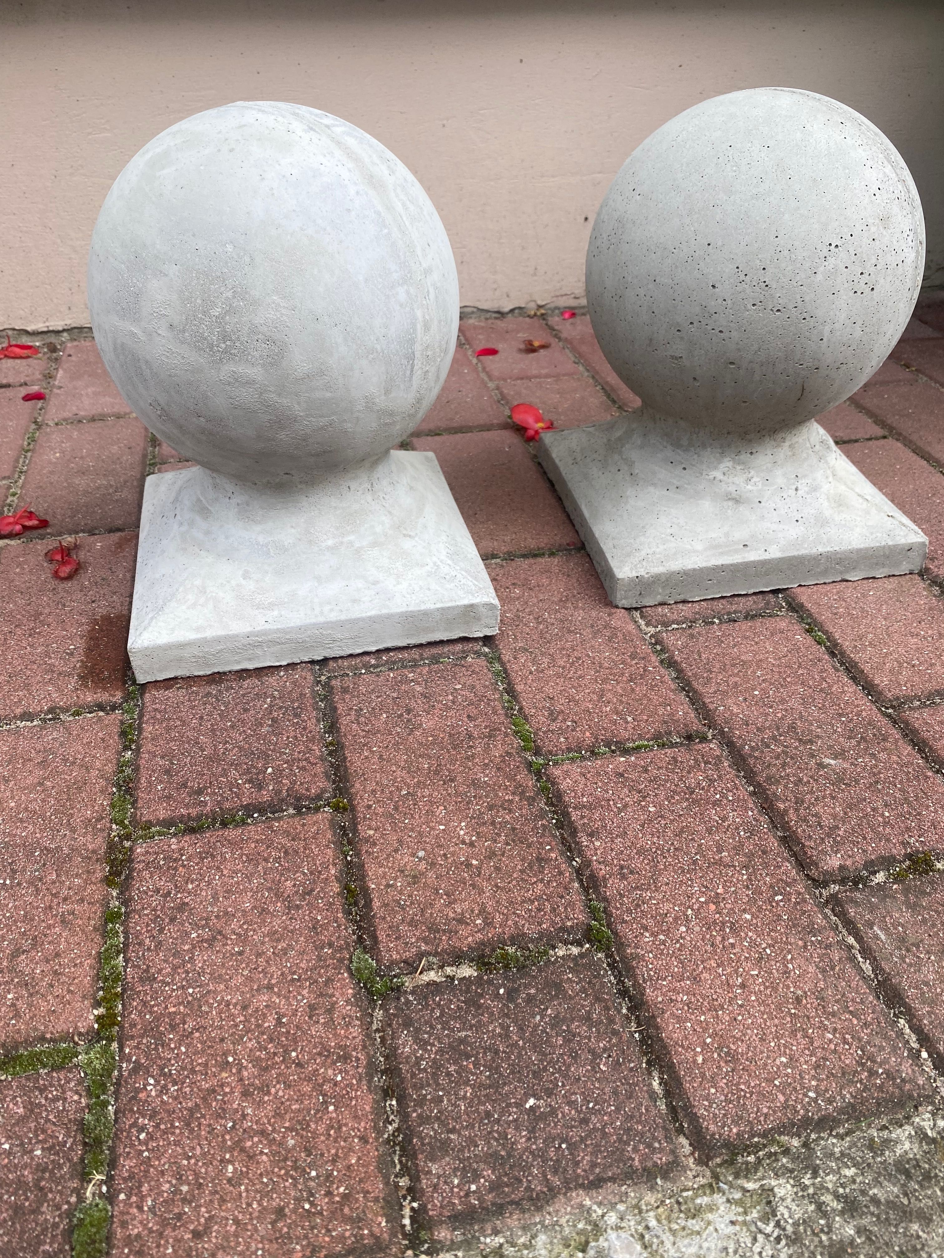 Betonowe kule na ogrodzenie.