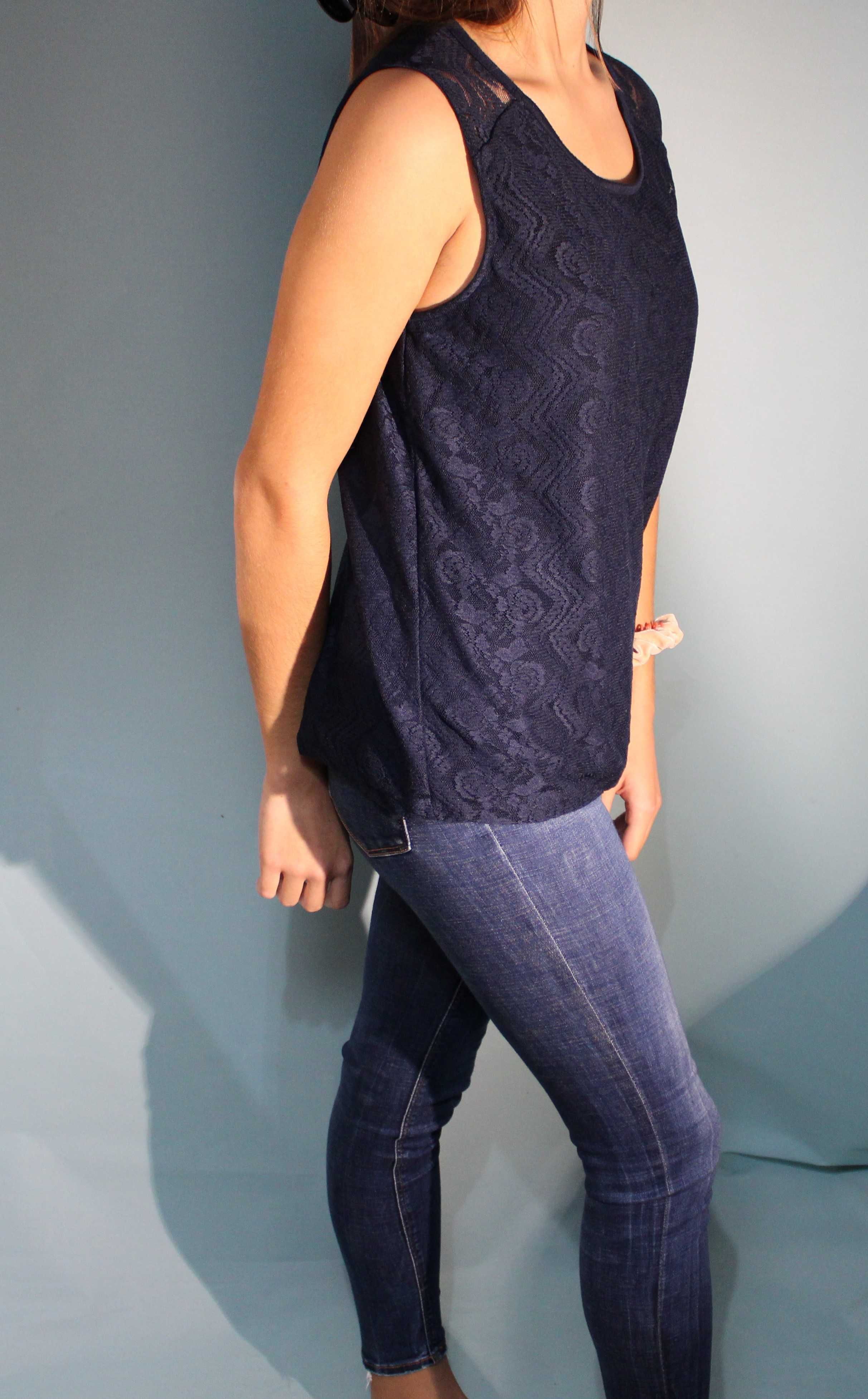 Blusa de renda azul escura