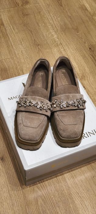 CARINII mokasyny damskie z kryształkami – beżowe, zamszowe