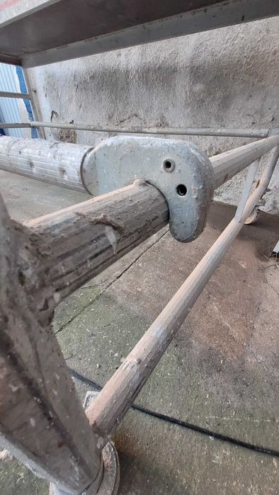 Andaime em alumínio tubular normalizado, com rodas, estado novo.