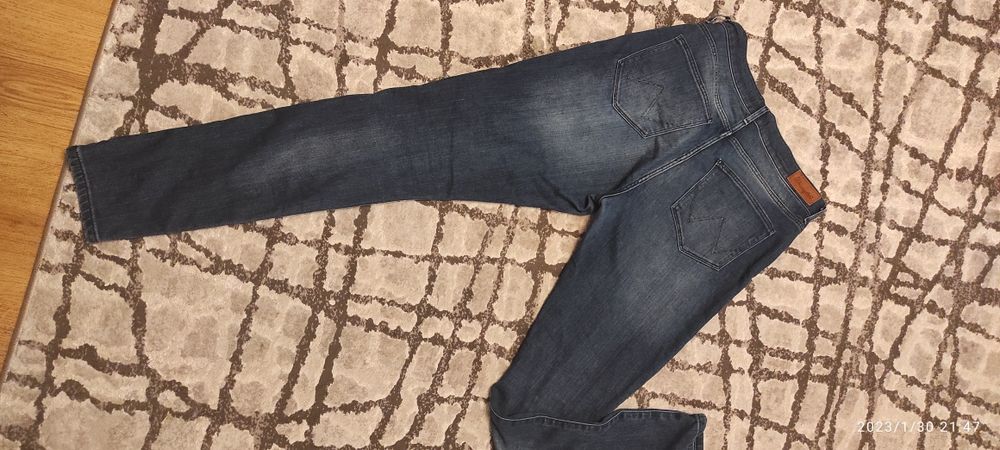 Jeansy markowe z wysokim stanem