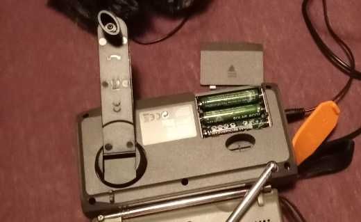 Radio não precisa de pilhas é solar não tem sol basta dar  á Manivela