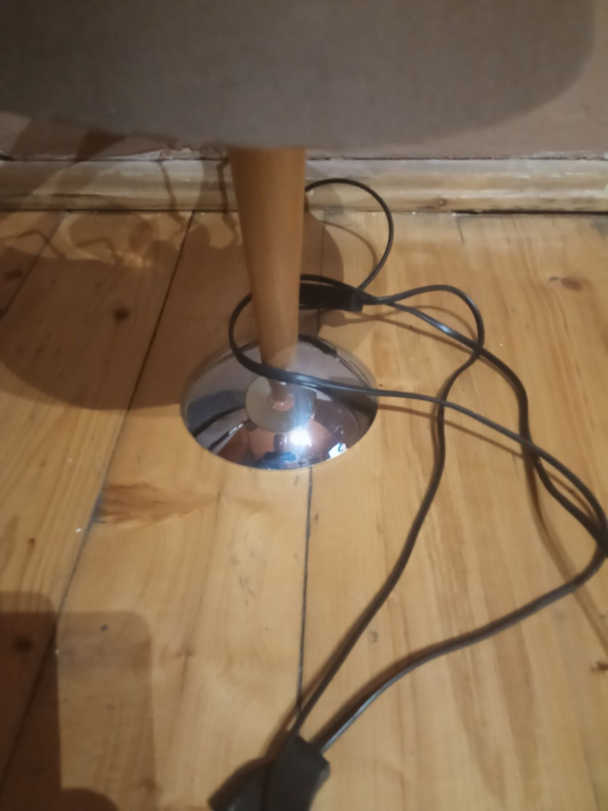 Sprzedam lampkę nocną z żarówką energooszczędną.