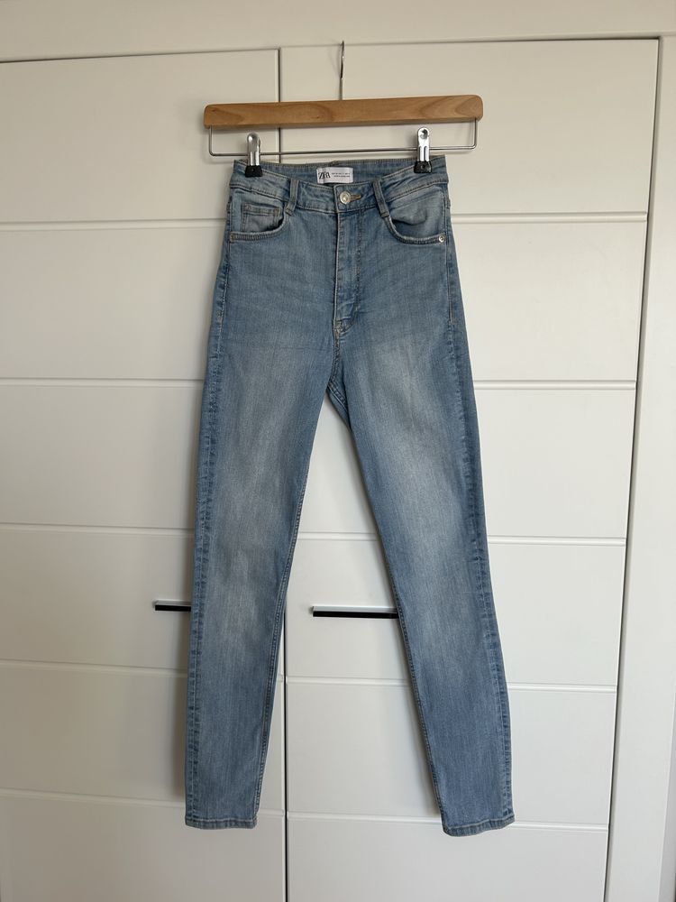 Jasnoniebieskie jeansy dżinsy z wysokim stanem second skin zara 34