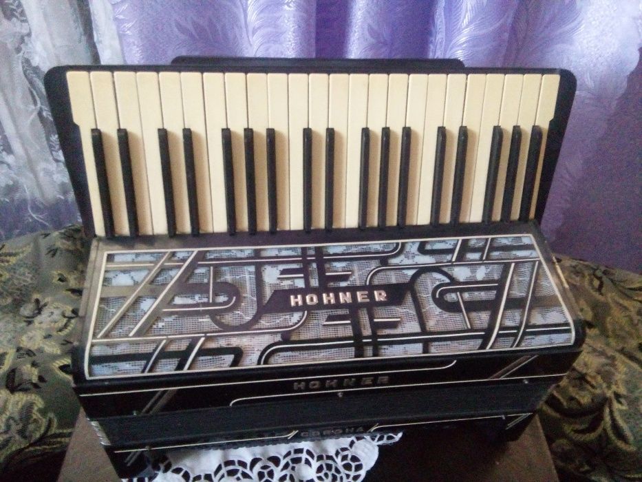 Продам аккордеон Hohner corona