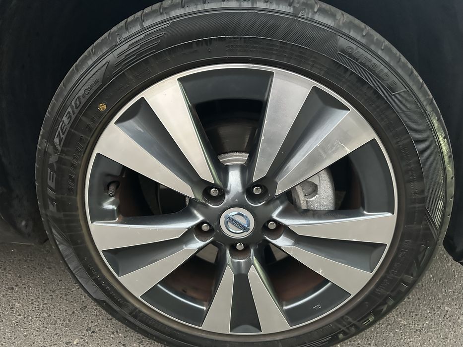 Продам Nissan Leaf