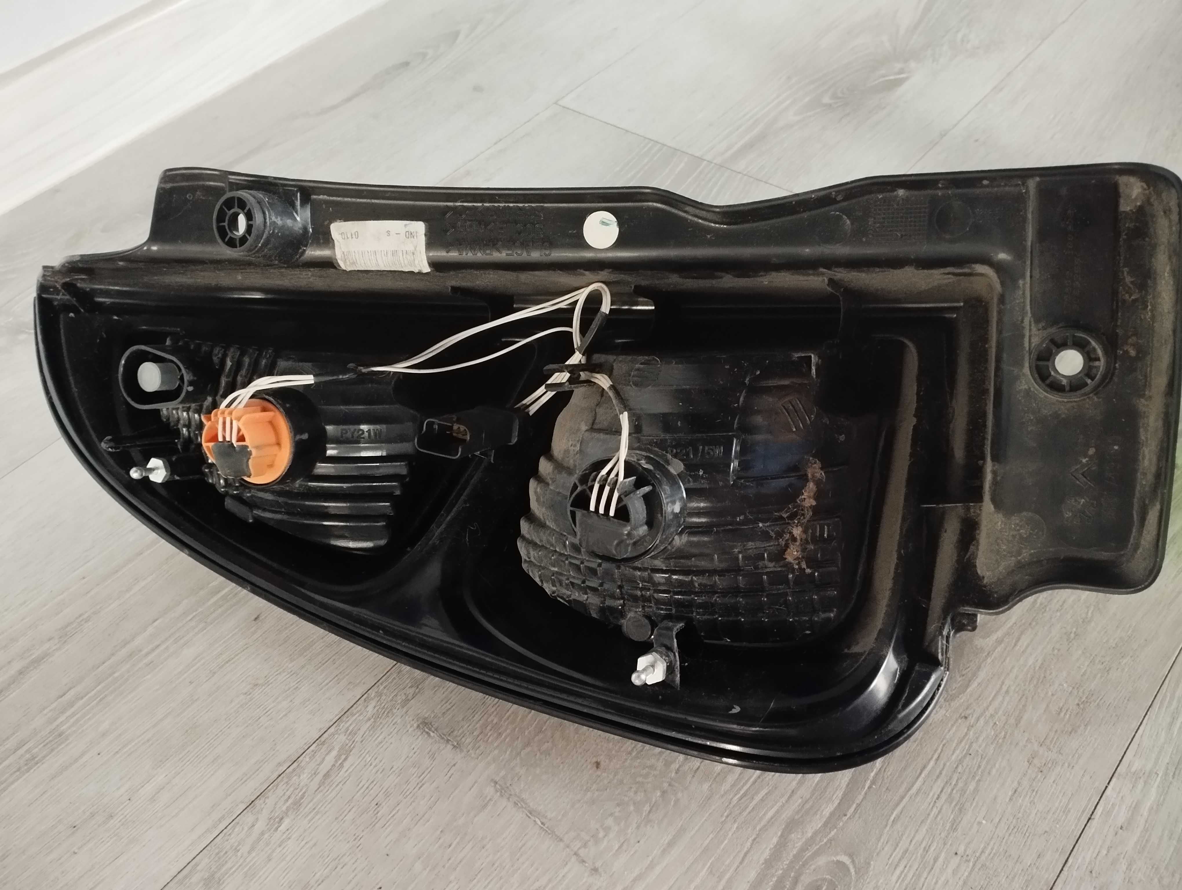 Lampa Citroen c3 picasso prawa tylna prawy tyl ]