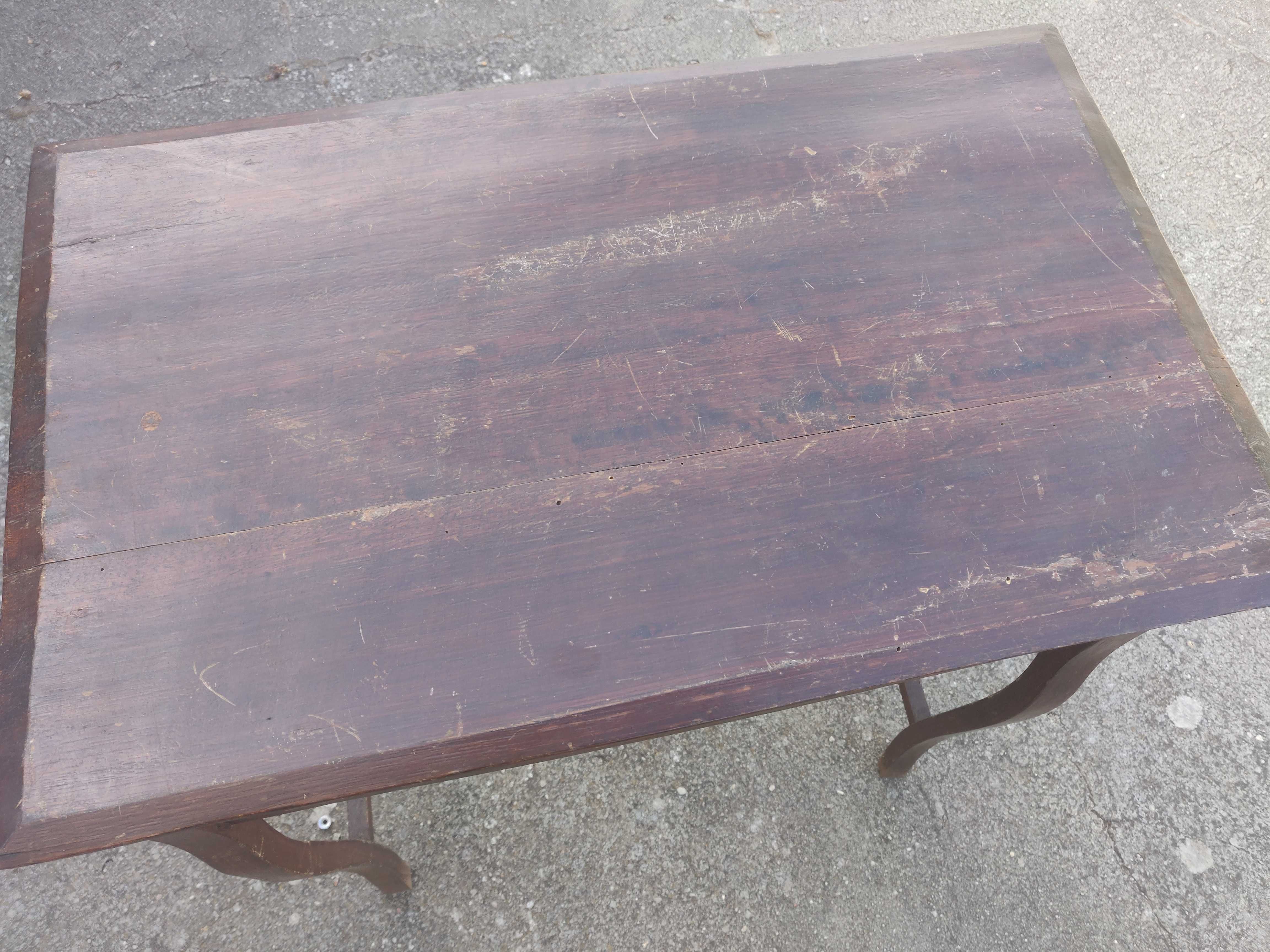 Mesa de madeira antiga
