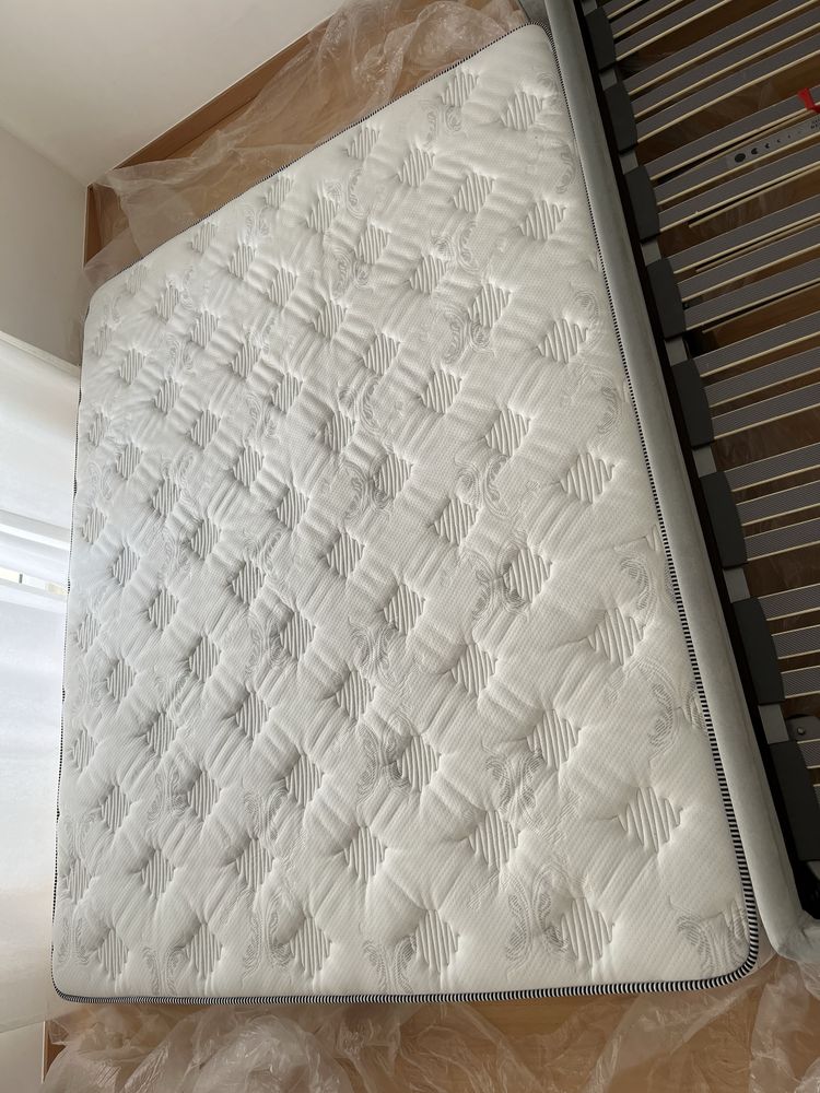 Cama com cabeceira e colchão Sleep 8 como novo