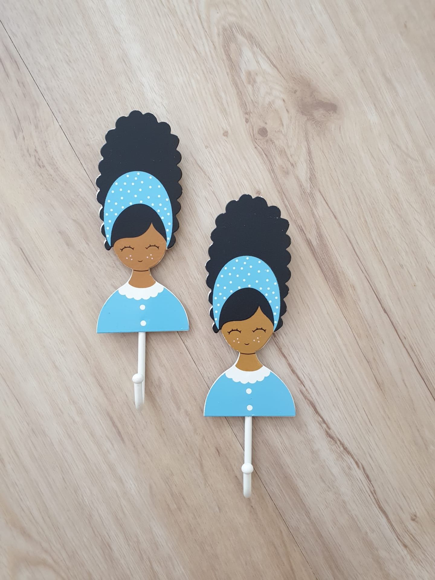 2 Cabides metal boneca afro