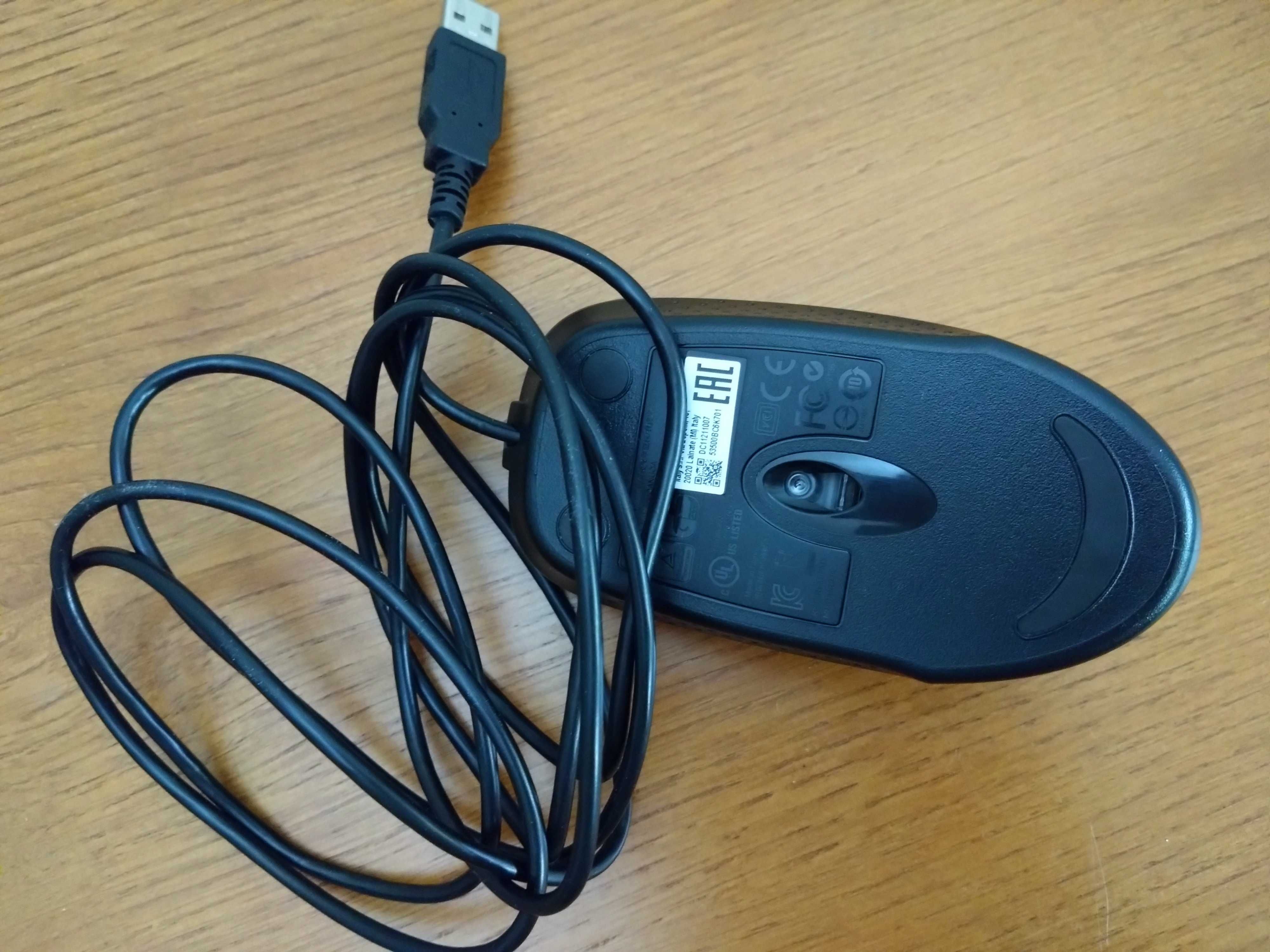 Rato com cabo USB
